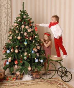 Картинка: дети украшают елку